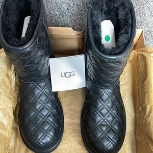Leather UGG boots classic short ll QUILTED
